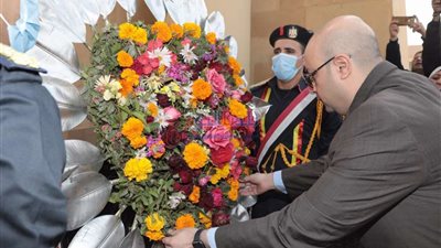 محافظ بني سويف يضع اكليل الزهور على النصب التذكاري للشهداء في العيد القومي