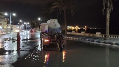 استمرار أعمال سحب تراكمات مياه الأمطار بشوارع وطرق مطروح