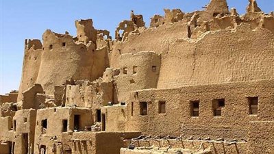 استعدادًا للموسم السياحي.. محافظ مطروح يوجه بإزالة الإشغالات وتمهيد الطرق الداخلية