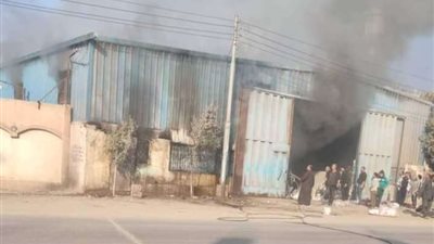 السيطرة على حريق هائل بمخزن بالجيزة