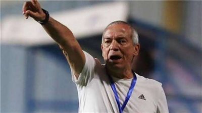 فيريرا يلقي محاضرة فنية للاعبي الزمالك خلال مران اليوم