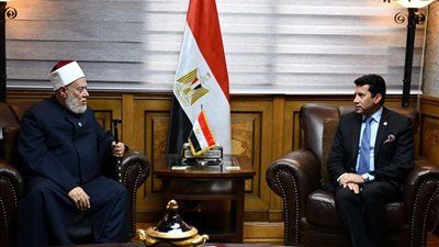 وزير الشباب يبحث مع الدكتور علي جمعة التعاون مع مؤسسة 