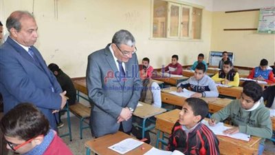 محافظ المنيا يتابع انتظام سير الامتحانات بالشهادة الإعدادية والصف الثاني الثانوي