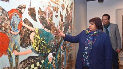 وزيرة الثقافة تتفقد الإصدار الأول من معرض المشهد بمجمع الفنون