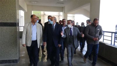 رئيس جامعة المنيا يتفقد مستشفى 