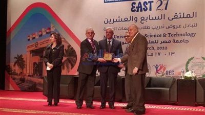 تكريم رئيس جامعة المنوفية فى افتتاح الملتقى السابع والعشرين لتبادل عروض تدريب طلاب الجامعات العربية
