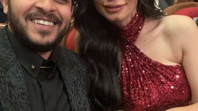 محمد رشاد يثير الجدل بصورة مع خطيبته من أمام السيد البدوي