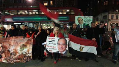 بالصور.. أعضاء الاتحاد العام للمصريين في انجلترا يستقبلون الرئيس فور وصوله للعاصمه البريطانية