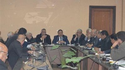 عمال مصر يدرس مشروع قانون قطاع الأعمال العام والتمسك بتطوير الحديد والصلب