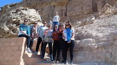 وفد سياحي أسترالي يزور المناطق الأثرية بالمنيا