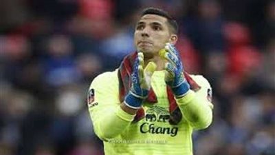 ويستهام الإنجليزي يعلن رحيل حارسه روبرتو إلى آلافيس الإسباني