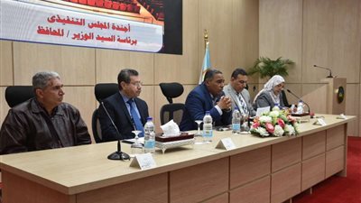 محافظ مطروح يوجه بإسراع الخطى في تنفيذ المشروعات الخدمية