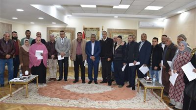 محافظ مطروح يُسلم عددًا من عقود التمليك لتقنين أراضي واضعي اليد بالمحافظة