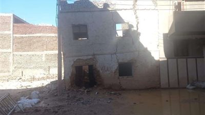 محلية قنا تزيل منشأ آيل للسقوط بمنطقة العبابدة لسلامة المواطنين