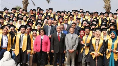 رئيس جامعة المنوفية يشهد حفل تخريج دفعة كلية الطب الـ 34