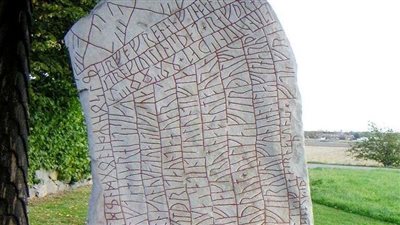 بعد 1200 سنة.. فك الشفرة السرية لحجر الفايكينج