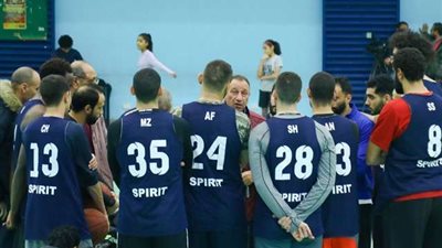 الخطيب يدعم فريق السلة ويعقد جلسة مع لاعبيه