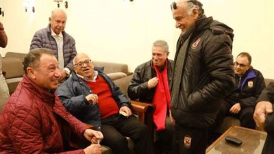 بالصور.. الخطيب يلتقي كبار السن وأولياء أمور لاعبي الفرق الرياضية بالأهلي