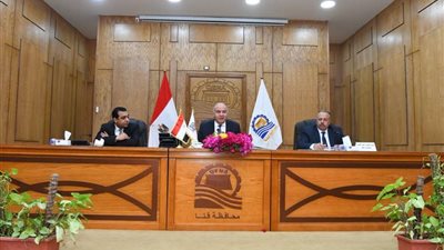 محافظ قنا يستعرض الموقف المالي والتنفيذي لمشروعات الخطة الاستثمارية