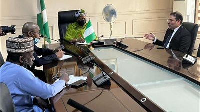 المستشار أنور سعيد يلتقي وزيرة الصناعة والتجارة والاستثمار النيجيريّة