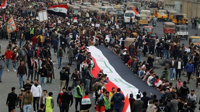 مقتل 3 متظاهرين وإصابة 50 وإغلاق أكبر جسر في بغداد.. ماذا يحدث بالعراق؟