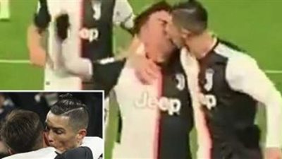 قبلة رونالدو وديبالا تثير الجدل (فيديو)