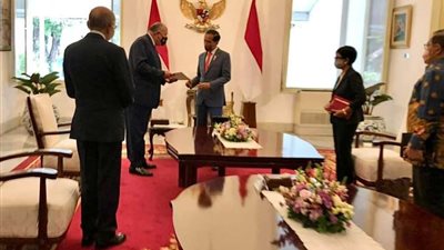 وزير الخارجية يسلم 