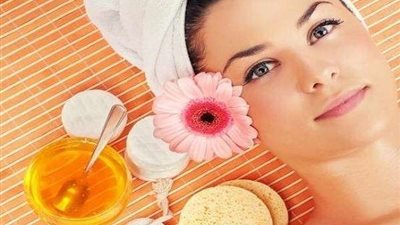 مواد طبيعية تخلصك من مشاكل البشرة.. تعرف عليها