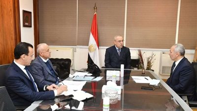 وزير الإسكان يتابع الموقف التنفيذي لمشروع تطوير 