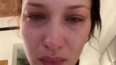 بيلا حديد ومعانتها مع أختها عارضة الأزياء جيجي حديد