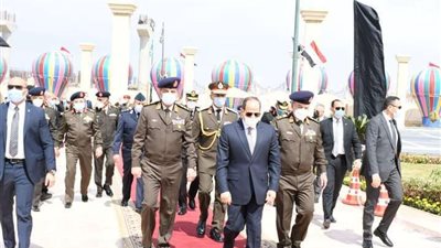 سيدة لـ الرئيس: معايا 6 عيال يتامى بربيهم وعايزة شقة.. والسيسي: من عنيا