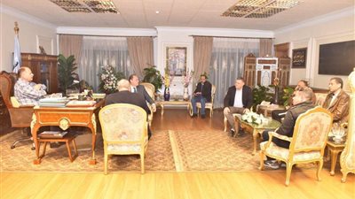 محافظ أسيوط يناقش سبل تنفيذ مشروعات للحد من الهجرة غير النظامية