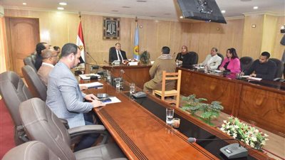 محافظ أسيوط يعقد اللقاء الأسبوعي للمواطنين ويحيل بعض الشكاوى للجنة المصالحات