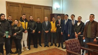 سفير مصر في موسكو يلتقي مجموعة من المواطنيين الذين غادروا أوكرانيا عبر الأراضي الروسية