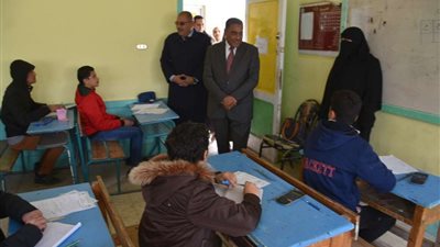 محافظ مطروح يتفقد امتحانات الشهادة الإعدادية للاطمئنان على راحة الطلاب