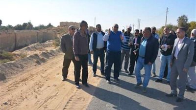 محافظ الوادي الجديد يتفقد أعمال توسعة وازدواج طريق البرمودي بالخارجة