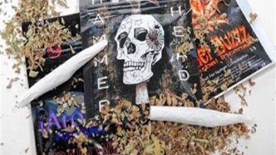 ضبط شخصين وبحوزتهما ممنوعات بالتجمع الخامس