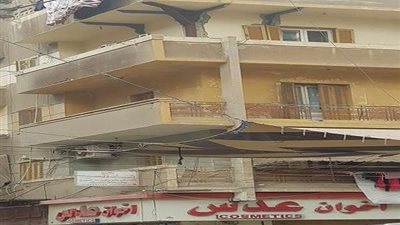 عمارة آيلة للسقوط تثير الذعر ببنها.. والأهالي يطالبون المحافظ بالتدخل