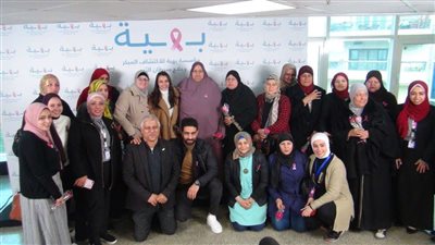 بالصور.. كارمن سليمان تُرافق زوجها إلى مستشفى بهية لدعم محاربات السرطان