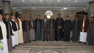 محافظ مطروح يستمع لمطالب مشايخ وعمد سيوة