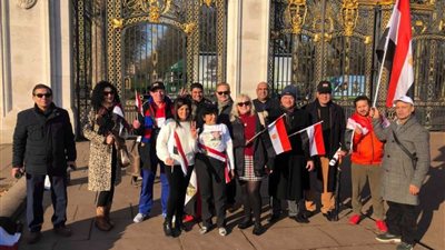 أعضاء الجالية في إنجلترا أمام داوننج ستريت لتحية الرئيس السيسي