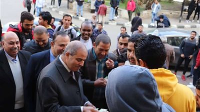 رئيس جامعة الأزهر يتفقد سير الامتحانات ويوزع دعوات مجانية لمعرض الكتاب
