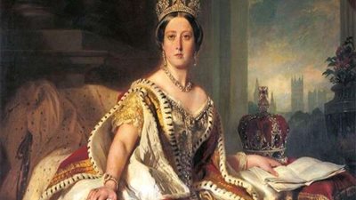 في مزاد علني.. بيع ملابس أشهر ملكة بالمملكة المتحدة (فيديو)