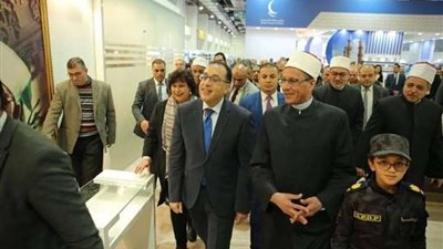 رئيس الوزراء يزور جناح الأزهر بمعرض الكتاب (صور)