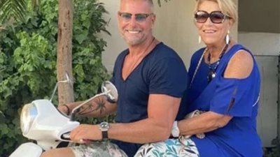 تامر هجرس يغازل والدته في عيد الأم