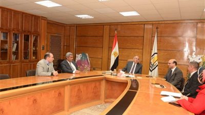 رئيس جامعة أسيوط يشدد على تقديم خدمة طبية مجانية