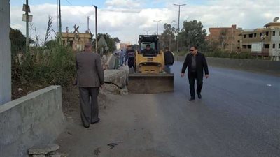 بالصور.. حملة لرفع المخلفات من على جانبي الطريق الزراعي بالقليوبية