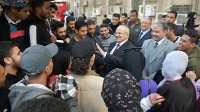 رئيس جامعة القاهرة يقوم بجولة تفقدية في اليوم الأخير للامتحانات