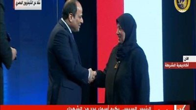 السيسي يُكرم أسر شهداء أثناء احتفالات عيد الشرطة