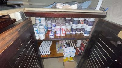 ضبط مركز علاج طبيعي يتاجر في المكملات الغذائية مجهولة المصدر ببني سويف.. صور
